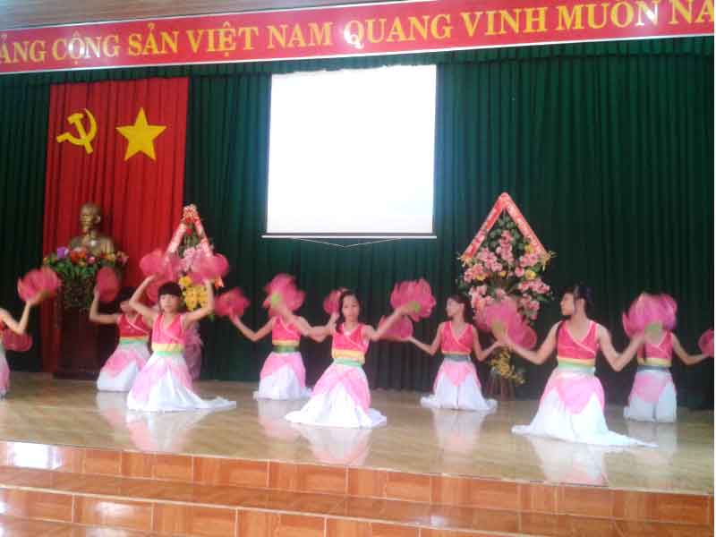 Xã Tân Tiến: tổ chức Hội thi tiếng hát “Hoa phượng đỏ” năm 2014.